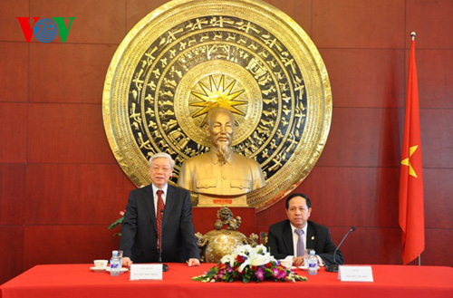 Party chief meets Vietnamese community in China